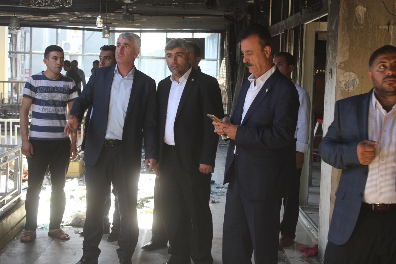 HÜDA PAR Şanlıurfa Milletvekili adayı Lokman Yalçın, beraberindeki heyetle, Avrupa Pasajı’nda önceki gün çıkan yangında iş yerleri hasar gören esnafı ziyaret ederek, ‘geçmiş olsun’ dileklerini iletti.

